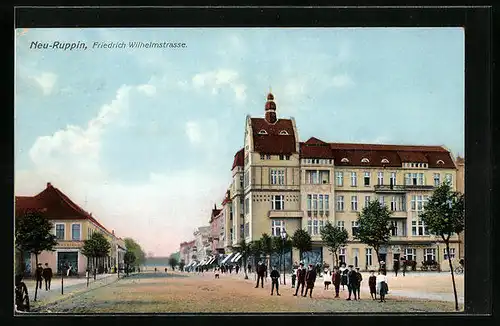 AK Neuruppin, Passanten in der Friedrich-Wilhelmstrasse