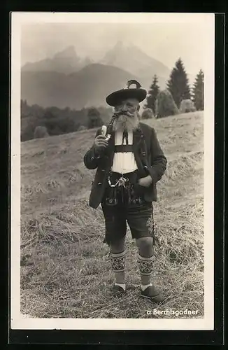 AK Berchtesgaden, Einheimischer in Tracht auf Feld