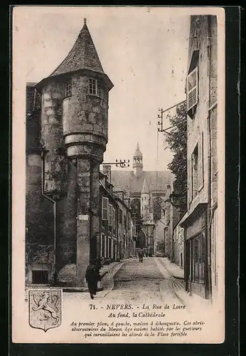 AK Nevers, La Rue de Loire, Au font, la Cathèdrale
