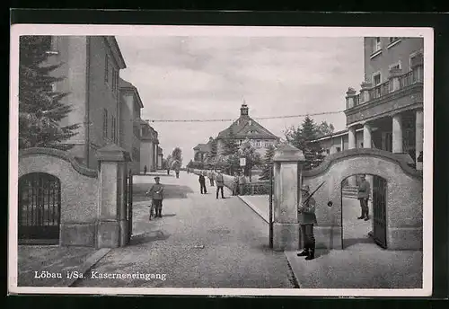 AK Löbau /Sa., Kaserneneingang mit Soldaten