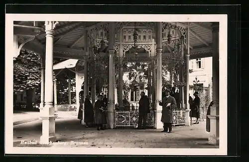 AK Bad Gleichenberg, Passanten am Brunnen