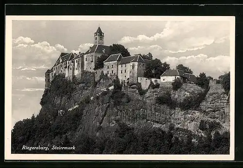 AK Riegersburg, Burg mit Turm auf dem Felsen
