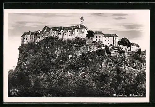 AK Riegersburg, Burg mit Turm auf dem Berg