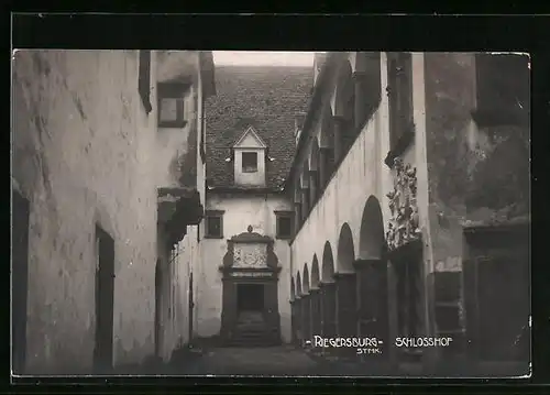 AK Riegersburg, Schlosshof mit Stuck