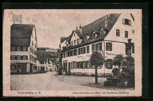 AK Neuenbürg a. E., Bahnhofstrasse mit Gasthaus zum Ochsen und Blick zum Bezirkskrankenhaus