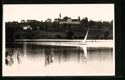 Foto-AK Kirchberg a. d. Raab, Ortsansicht mit Blick über das Wasser mit Boot