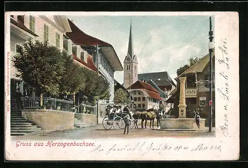 AK Herzogenbuchsee, Passanten am Marktbrunnen