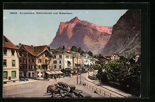 AK Grindelwald, Strassenpartie am Bahnhofplatz mit Blick zum Wetterhorn