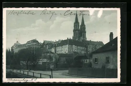 AK Klosterneuburg, Strassenpartie mit Stiftskirche