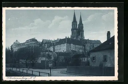 AK Klosterneuburg, Teilansicht mit Stiftskirche am Abend