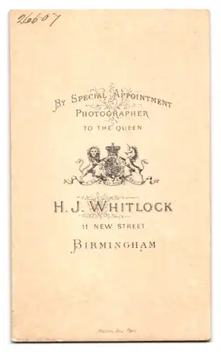 Fotografie H. J. Whitlock, Birmingham, 11, New Street, Charmanter Herr im Anzug mit Fliege