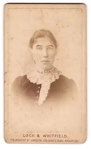 Fotografie Lock & Whitfield, London-W., 178, Regent Street, Junge Dame mit zurückgebundenem Haar