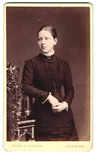 Fotografie Mann & Adcock, Norwich, 6, Upper St., Giles` Street, Junge Dame im Kleid mit Kragenbrosche