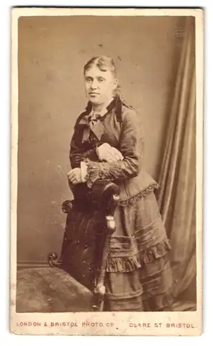 Fotografie The London an d Bristol Photographic Company, Bristol, 5, Clare Street, Bürgerliche Dame in hübscher Kleidung