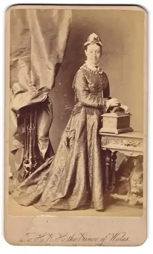 Fotografie T. C. Turner, Islington, 17, Upper Street, Bürgerliche Dame in zeitgenössischer Keidung
