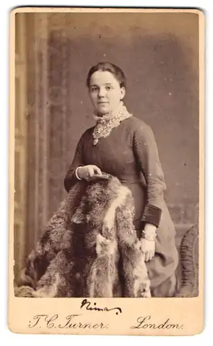 Fotografie T. C. Turner, Islington, 10, Barnsbury Park, Junge Dame im hübschen Kleid
