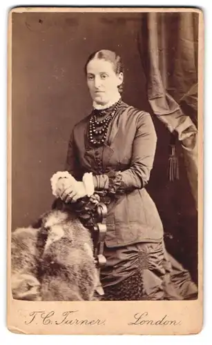 Fotografie T. C. Turner, Islington, 10, Barnsbury Park, Bürgerliche Dame in modischer Kleidung
