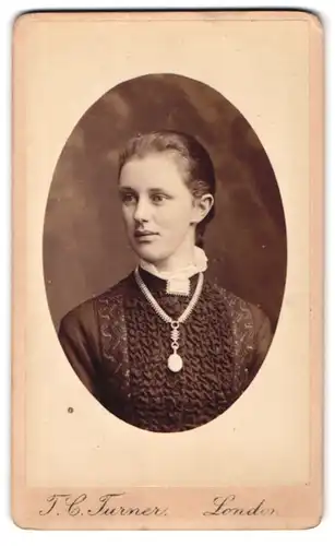 Fotografie T. C. Turner, Islington, 10, Barnsbury Park, Junge Dame mit Kragenbrosche und Amulett