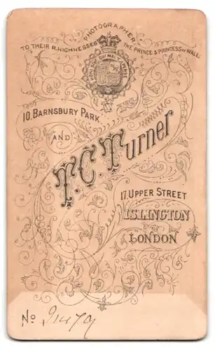 Fotografie T. C. Turner, Islington, 10, Barnsbury Park, Junge Dame mit Kragenbrosche und Amulett