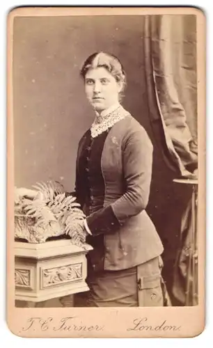 Fotografie T. C. Turner, Islington, 10, Barnsbury Park, Junge Dame in hübscher Kleidung