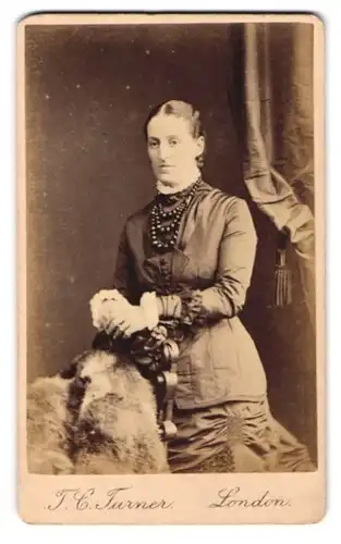 Fotografie T. C. Turner, Islington, 10, Barnsbury Park, Bürgerliche Dame in modischer Kleidung