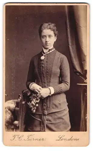 Fotografie T. C. Turner, Islington, 10, Barnsbury Park, Junge Dame in modischer Kleidung mit Amulett