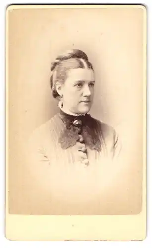 Fotografie T. C. Turner, Islington, 17, Upper Street, Bürgerliche Dame mit Hochsteckfrisur und Kragenbrosche