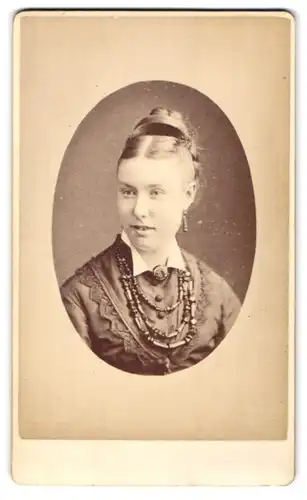 Fotografie T. C. Turner, Islington, 17, Upper Street, Junge Dame mit Hochsteckfrisur und Kragenbrosche