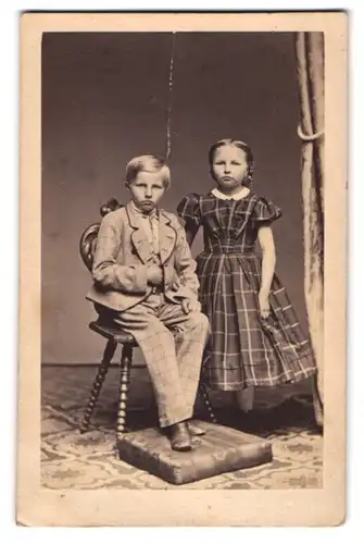 Fotografie L. Belitski, Nordhausen, Gerschwister Kinder Hans und Ottilie Müller im Anzug und im karierten Kleid, 1864