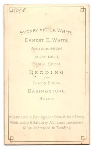 Fotografie Sydney Victor White, Reading, Portrait englische Dame im Reifrockkleid mit Haarschleife