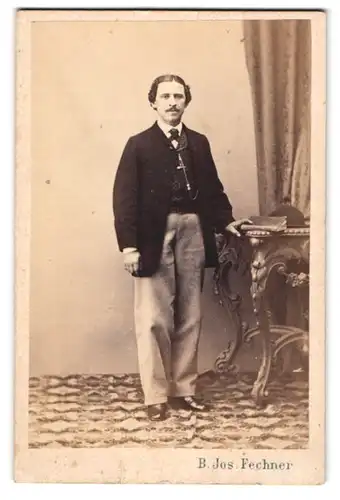 Fotografie B. Jos. Fechner, Wien, Portrait Herr im Anzug mit Fliege und Moustache