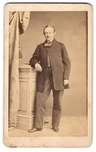 Fotografie Ludwig Mehlhorn, Eisenberg, Portrait Adolf von Einsiedel im Anzug mit Zwirbelbart