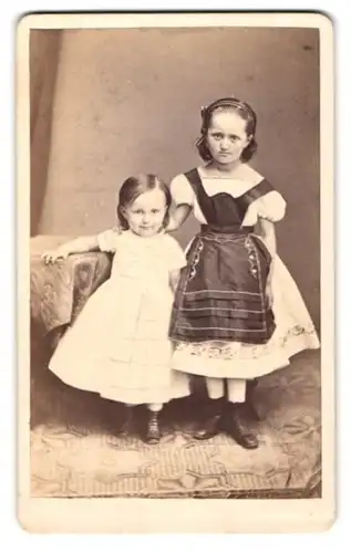 Fotografie W. Kessler, Eisenach, Portrait Kinder Dora und Reinhild Herzog in Kleidern posieren im Atelier