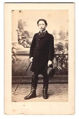 Fotografie unbekannter Fotograf und Ort, Portrait junger Knabe Herm. Nürmberger im Anzug mit Zylinder und Flanierstock