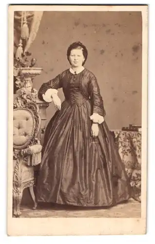 Fotografie Gustav Schultze, Naumburg a. S., Linden-Str. 676, junge Dame im seidenen Biedermeierkleid mit Haube