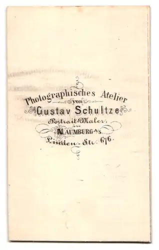 Fotografie Gustav Schultze, Naumburg a. S., Linden-Str. 676, junge Dame im seidenen Biedermeierkleid mit Haube