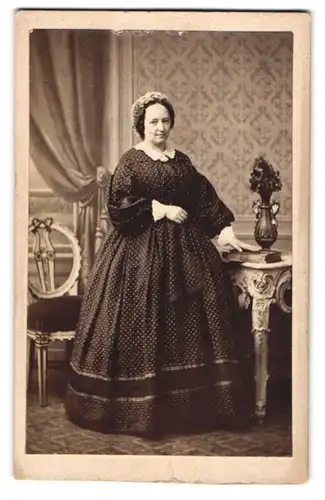 Fotografie unbekannter Fotograf und Ort, Portrait Dame Marg. Fassy im Pünktchenkleid mit Kopfbedeckung