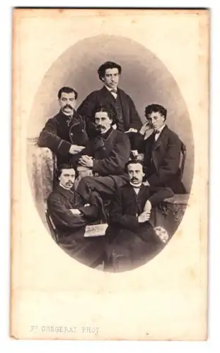 Fotografie F. Gorgerat, Lausanne, Portrait sechs Herren in dunklen Anzügen mit Moustache