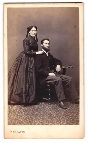 Fotografie D. de Jongh, Vevey, Portrait Paar im dunklen Anzug und im seidenen Biedermeierkleid mit Halsband