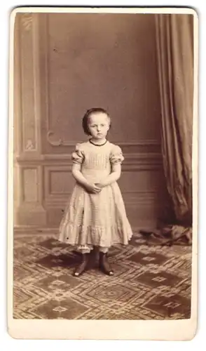 Fotografie Th. Mende, Hagen, Portrait niedliches Mädchen im karierten Kleid posiert im Atelier