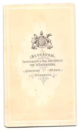 Fotografie Neubauer, Würzburg, rundliche Dame im seidenen Biedermeierkleid mit Halskette und hochgesteckten Haaren