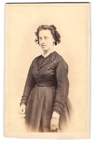 Fotografie Heinrich Hübscher, Rothenburg a. T., junge Frau im dunklen Kleid mit Spitzenkragen und Locken
