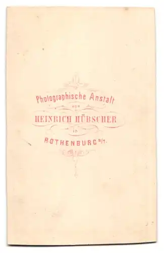 Fotografie Heinrich Hübscher, Rothenburg a. T., junge Frau im dunklen Kleid mit Spitzenkragen und Locken