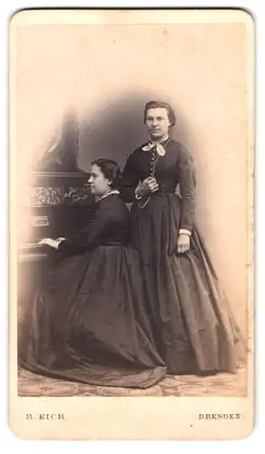 Fotografie R. Eich, Dresden, zwei Damen in dunklen Kleidern spielen auf eine Klavier der Firma Rosenkranz