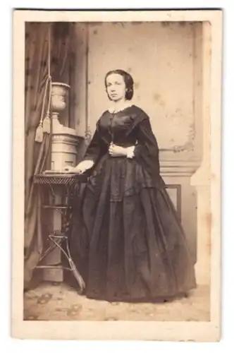 Fotografie F. Tellgmann, Mühlhausen i. Th., junge Frau Antonie im dunklen taillierten Kleid mit Spitzenkragen