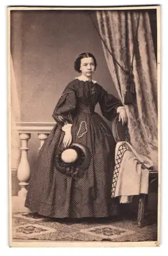 Fotografie C. Falkem Gera, junge Frau Anna Nürnberger im Pünktchenkleid mit Sommerhut in der Hand