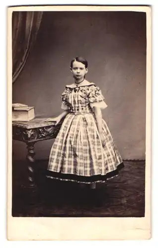 Fotografie Vuagnat, Geneve, kleines Mädchen Bayss im karierten schulterfreien Kleid mit Halskette