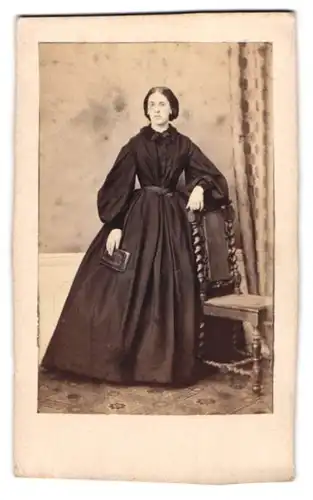 Fotografie A. Enge, Königsberg i. Pr., junge Dame im dunklen Kleid mit Buch in der Hand