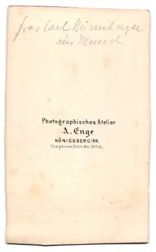 Fotografie A. Enge, Königsberg i. Pr., junge Dame im dunklen Kleid mit Buch in der Hand