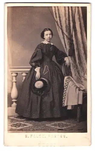 Fotografie C. Falke, Gera, Portrait Frau Anna Nürnberger im Pünktchenkleid mit Sommerhut in der Hand